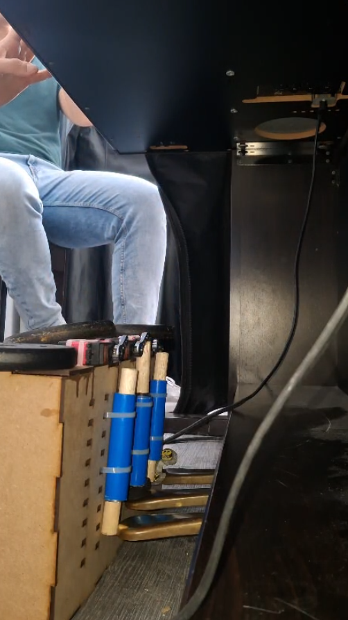 The actuator seen from under the piano